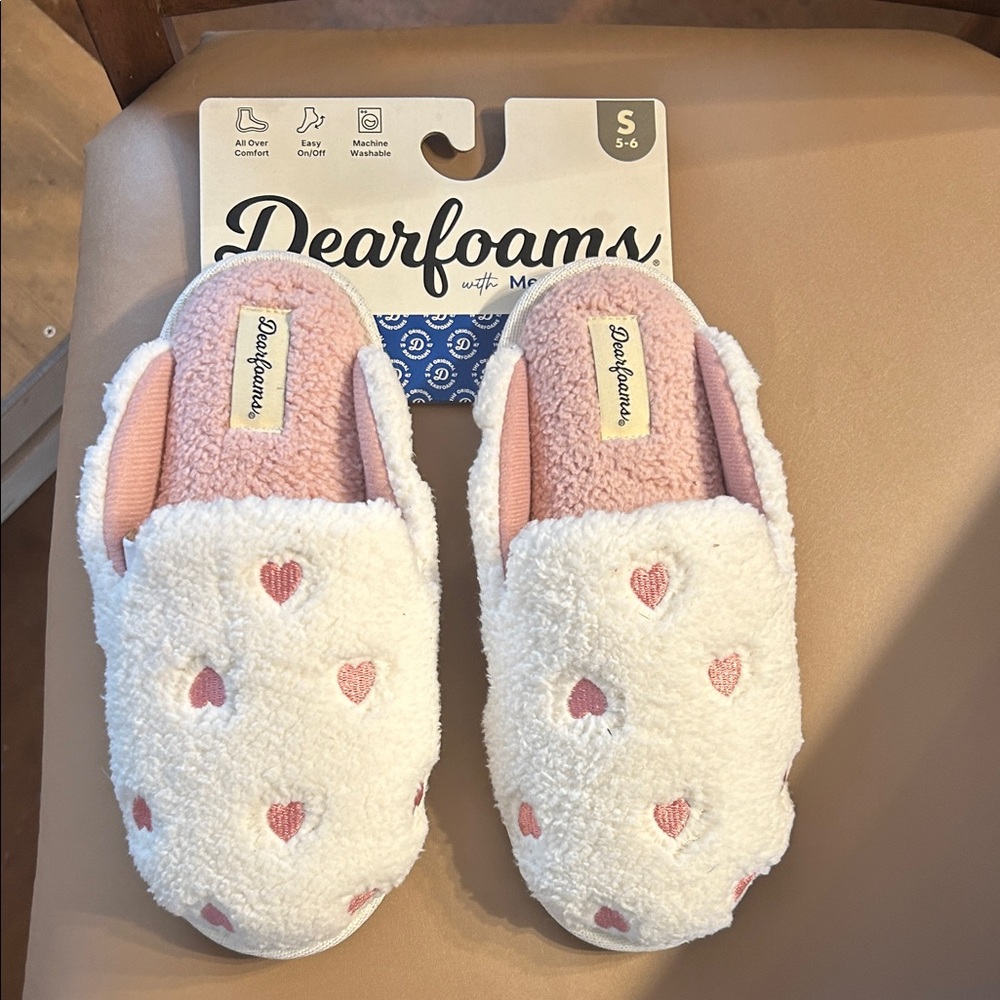 Dearfoams White Slippers with Pink Hearts